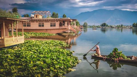 How To Book A Houseboat In Kashmir: Types, Amenities To Check, Cost And Other Details